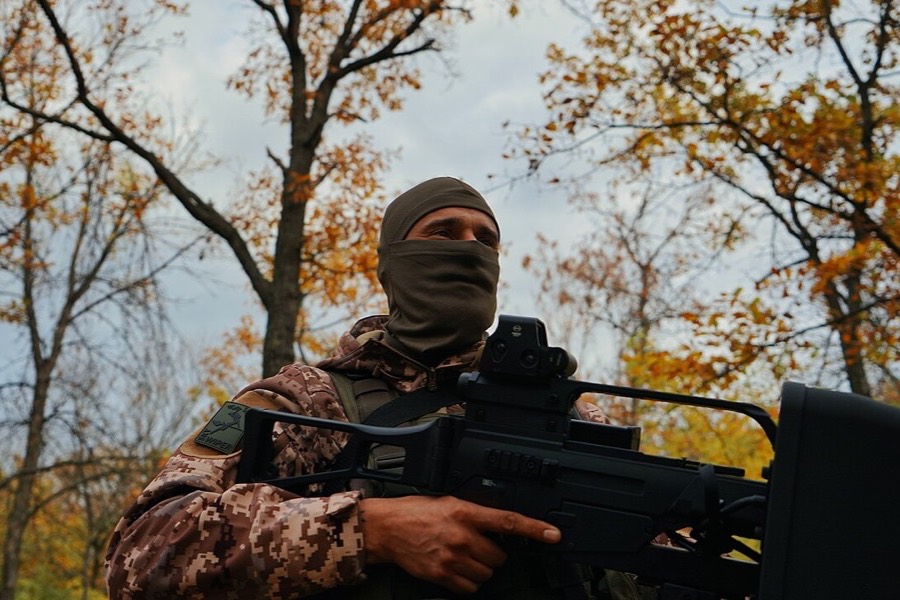 Ukrainian 28th Mechanized Brigade soldier with an EDM4S Sky Wiper jammer.