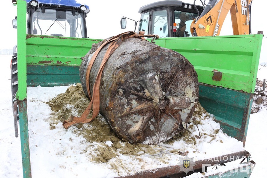 Ukrainian police dispose of the warhead of an unexploded Kh-32 in Sumy Oblast, January 2024.