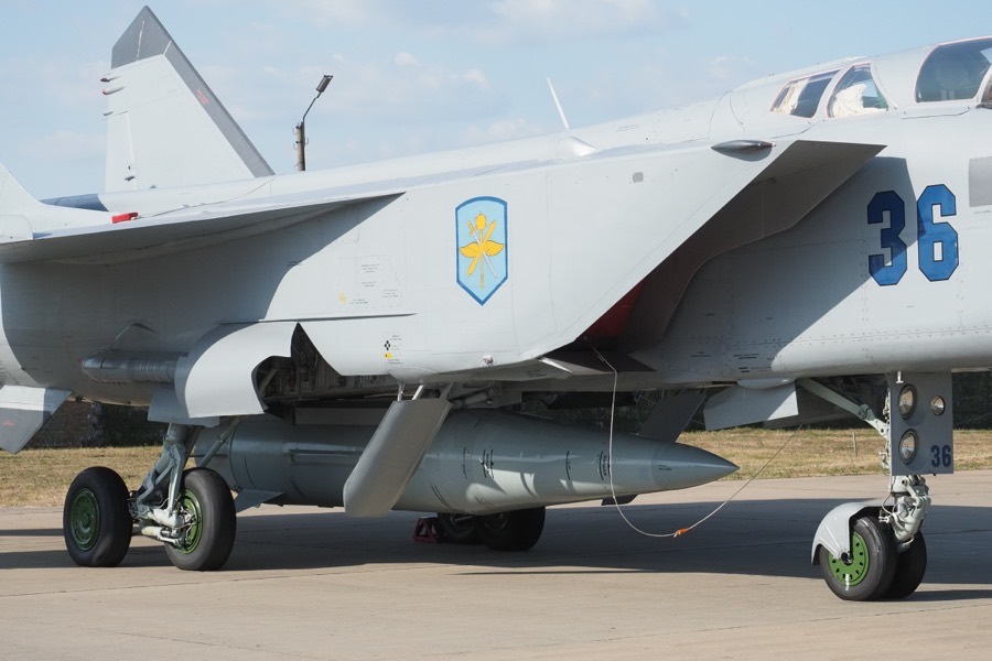 Kinzhal training round mounted under a MiG-31K at the Army-2022 forum.