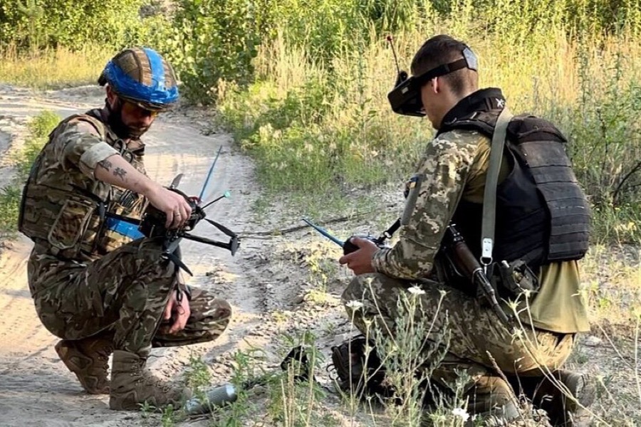 Ukrainian 25th Airborne Brigade troops show improvised FPV strike drones.