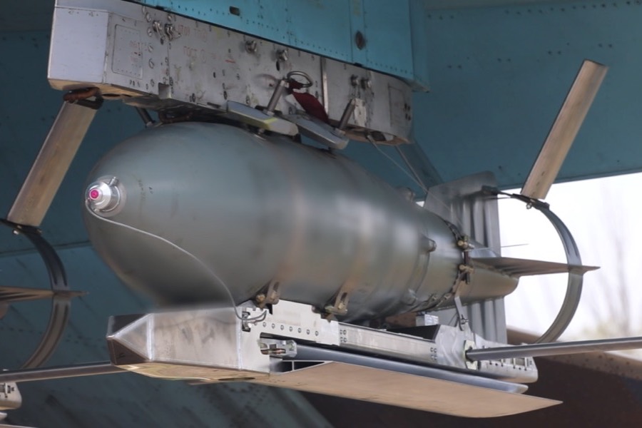 FAB-500T bomb fitted with a UMPK glide kit under the wing of a Su-34, frame from Russian MoD video.